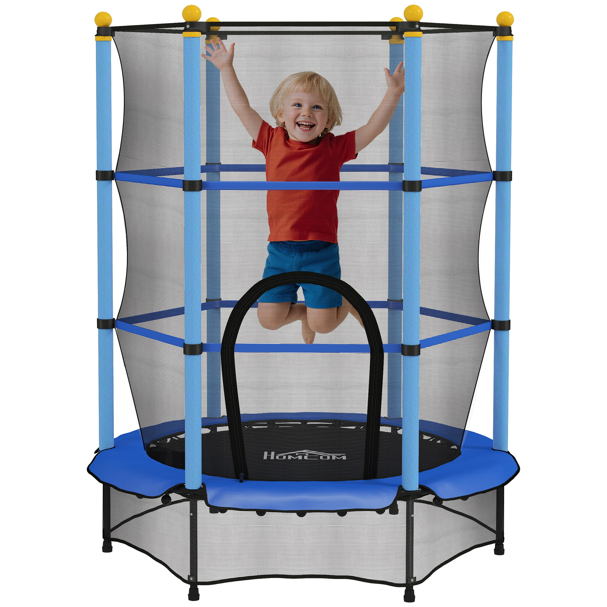 Un bambino salta all'interno di un trampolino blu e nero. Il bambino indossa una maglietta rossa e pantaloncini blu, con le braccia alzate.