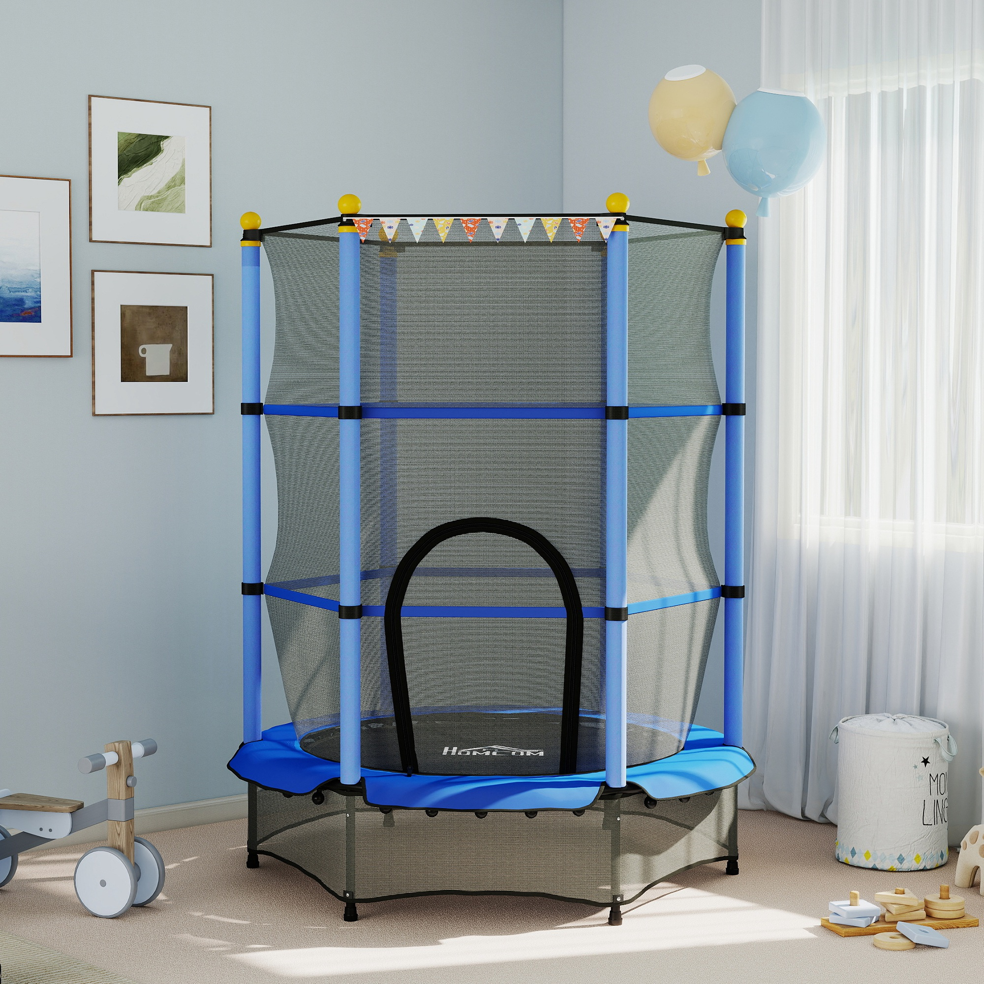 Un trampolino blu e nero in una stanza con bicicletta, quadri, palloncini e giocattoli.