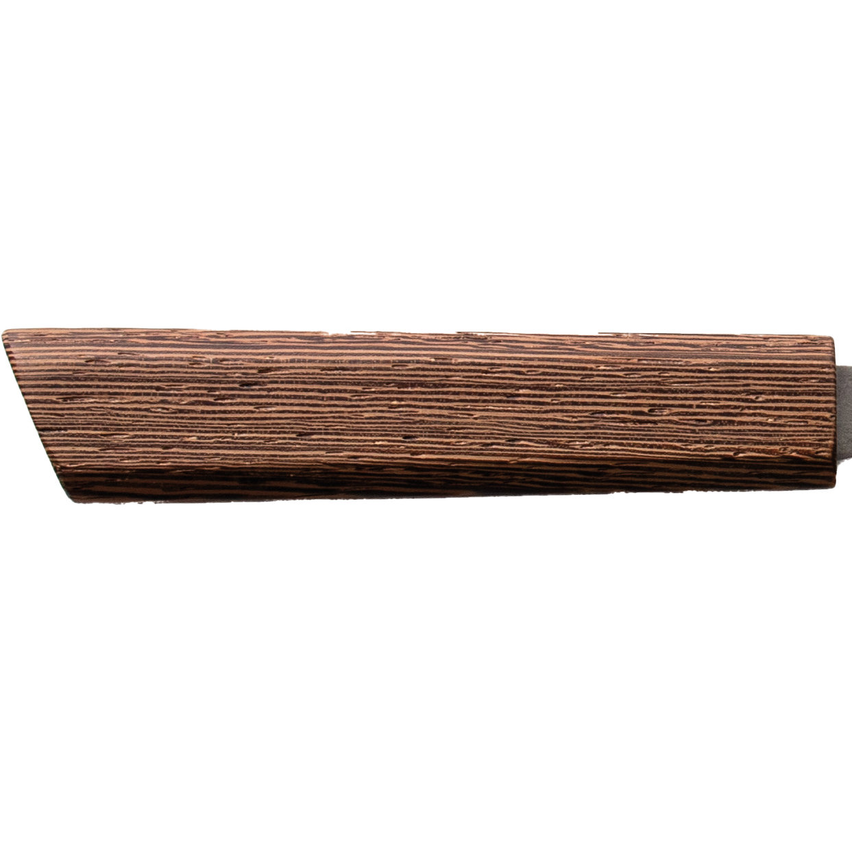 Nahaufnahme eines Holzgriffs mit sichtbarer Maserung. Das Holz ist braun und rechteckig, mit einem Metallende auf weißem Hintergrund.