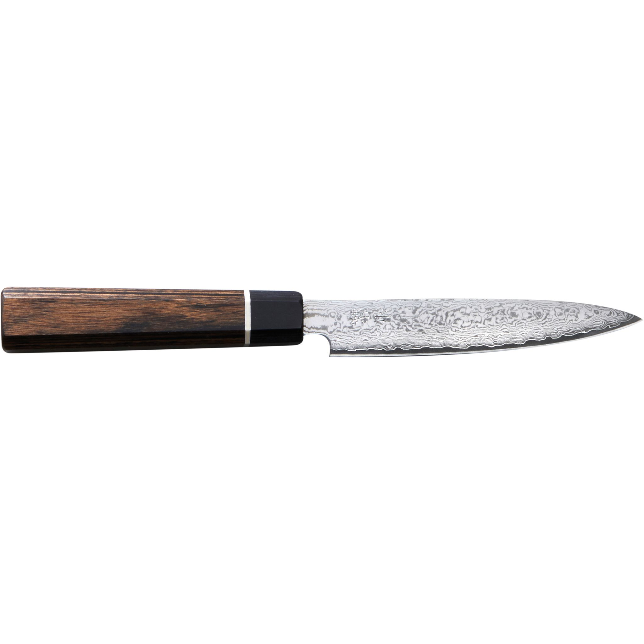 Ein japanisches Kochmesser. Es hat einen dunklen Holzgriff, einen schwarzen Ansatz und eine gemusterte Klinge, alles auf weißem Hintergrund.