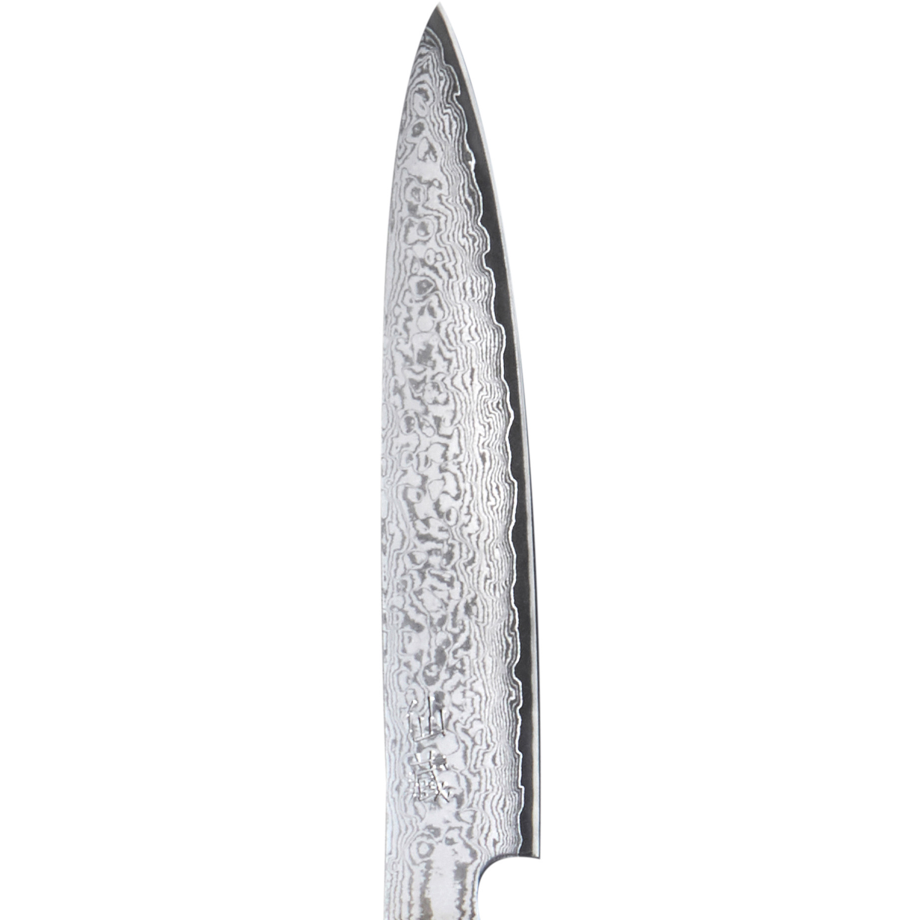 Nahaufnahme einer Messerklinge. Die Klinge hat eine gemusterte Oberfläche, und die Spitze ist spitz. Der Hintergrund ist weiß.
