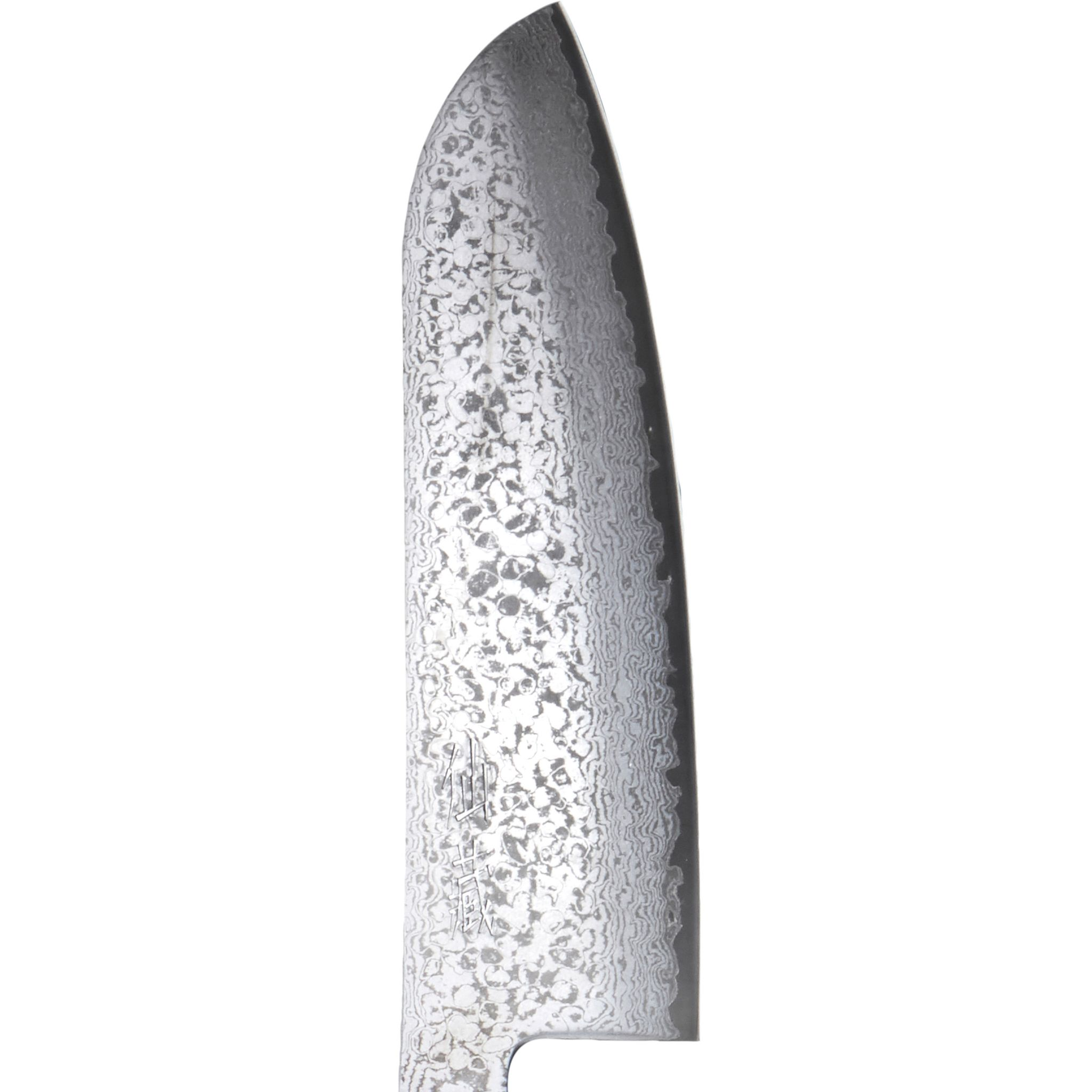 Nahaufnahme einer japanischen Küchenmesser-Klinge. Die Klinge hat eine strukturierte, gemusterte Oberfläche mit scharfer, geschwungener Kante.