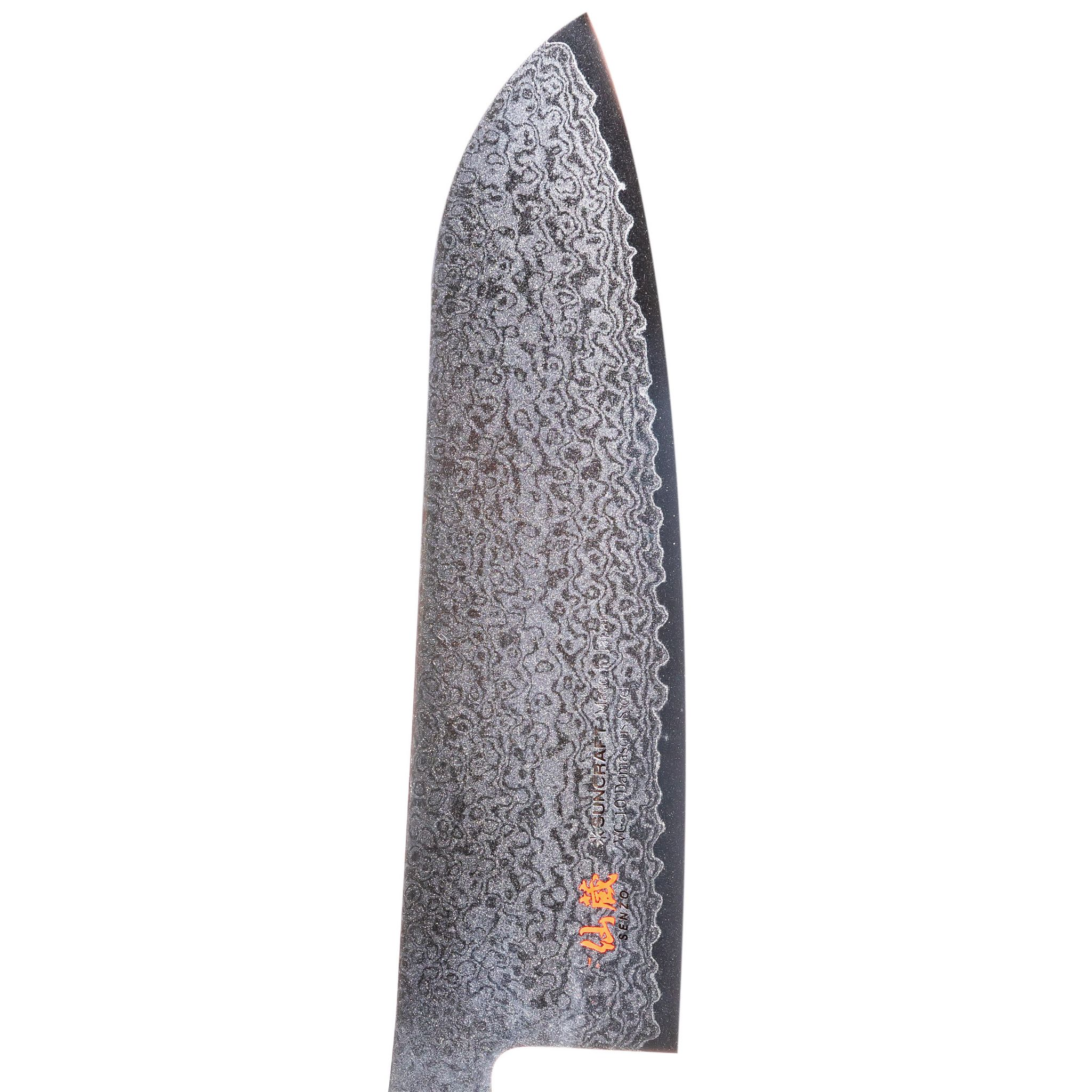 Nahaufnahme einer japanischen Messerklinge. Die Klinge ist mit einem dunklen, wirbelnden Design versehen. Der Griff ist nicht zu sehen.