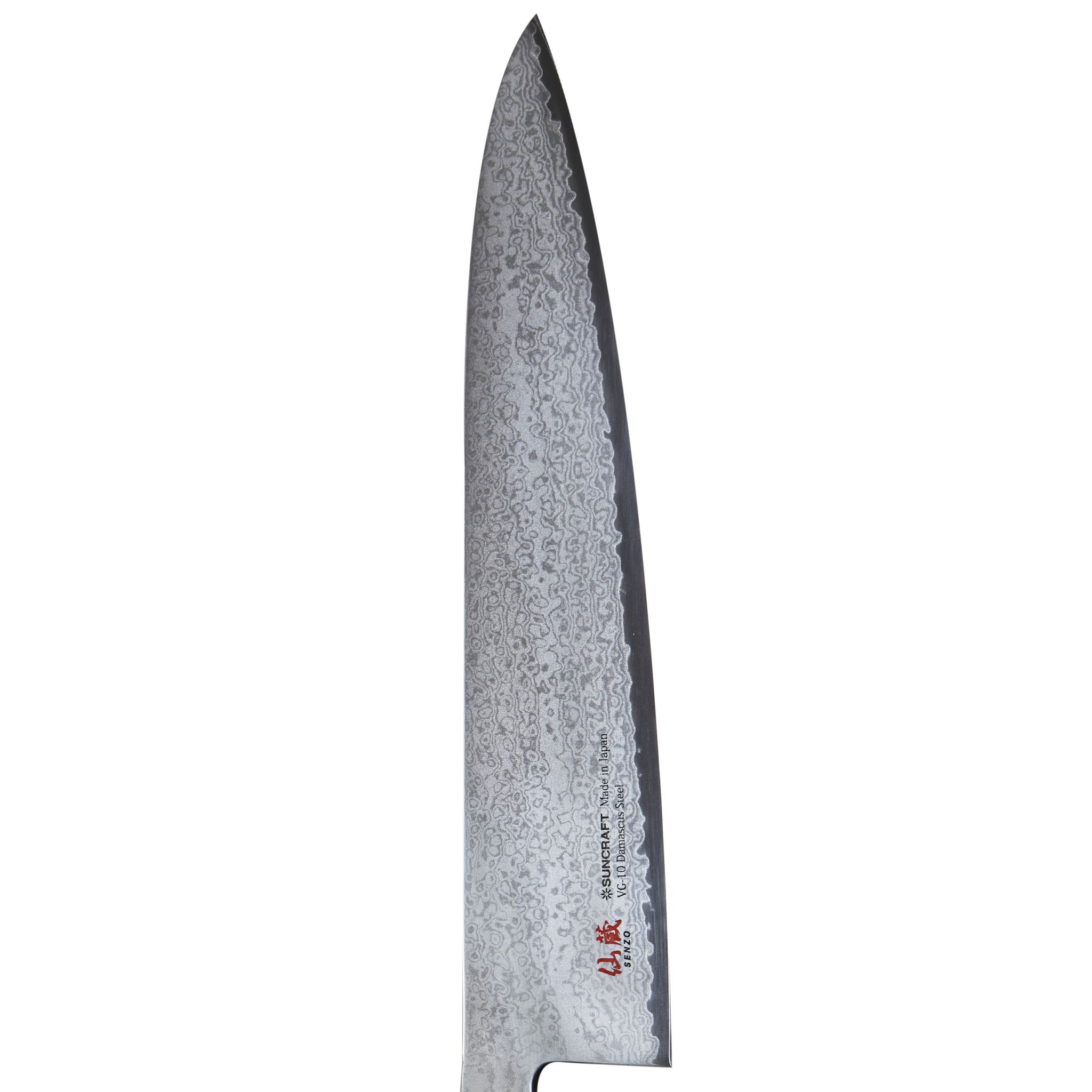 Nahaufnahme einer japanischen Messerklinge. Die Klinge hat eine gemusterte Oberfläche, eine scharfe Spitze und eine schwarze Kante.