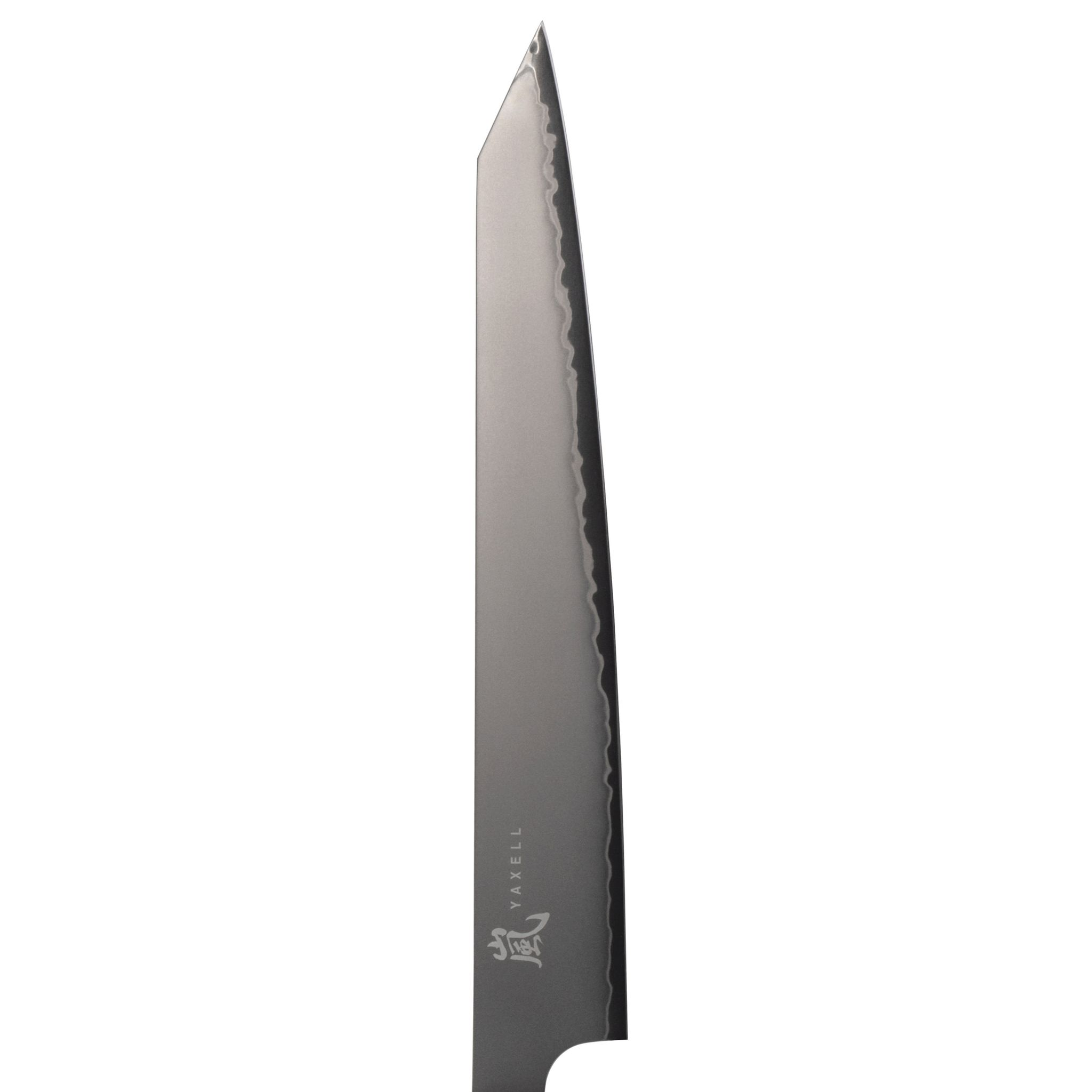 Nahaufnahme einer Messer-Klinge mit scharfer Kante, einem Logo und dem Namen 'YAXELL' auf der Klinge.