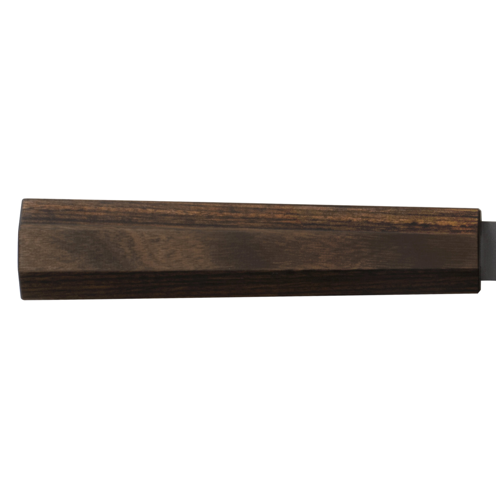 Nahaufnahme eines dunklen Holzgriffs mit sichtbarer Maserung, befestigt an einem dunklen Metallelement, vor weißem Hintergrund.