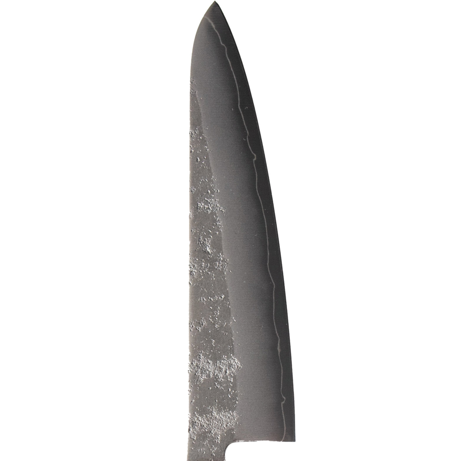 Nahaufnahme einer Messer Klinge, grau mit strukturierter Oberfläche. Die Klinge ist abgewinkelt, mit weißem Hintergrund.