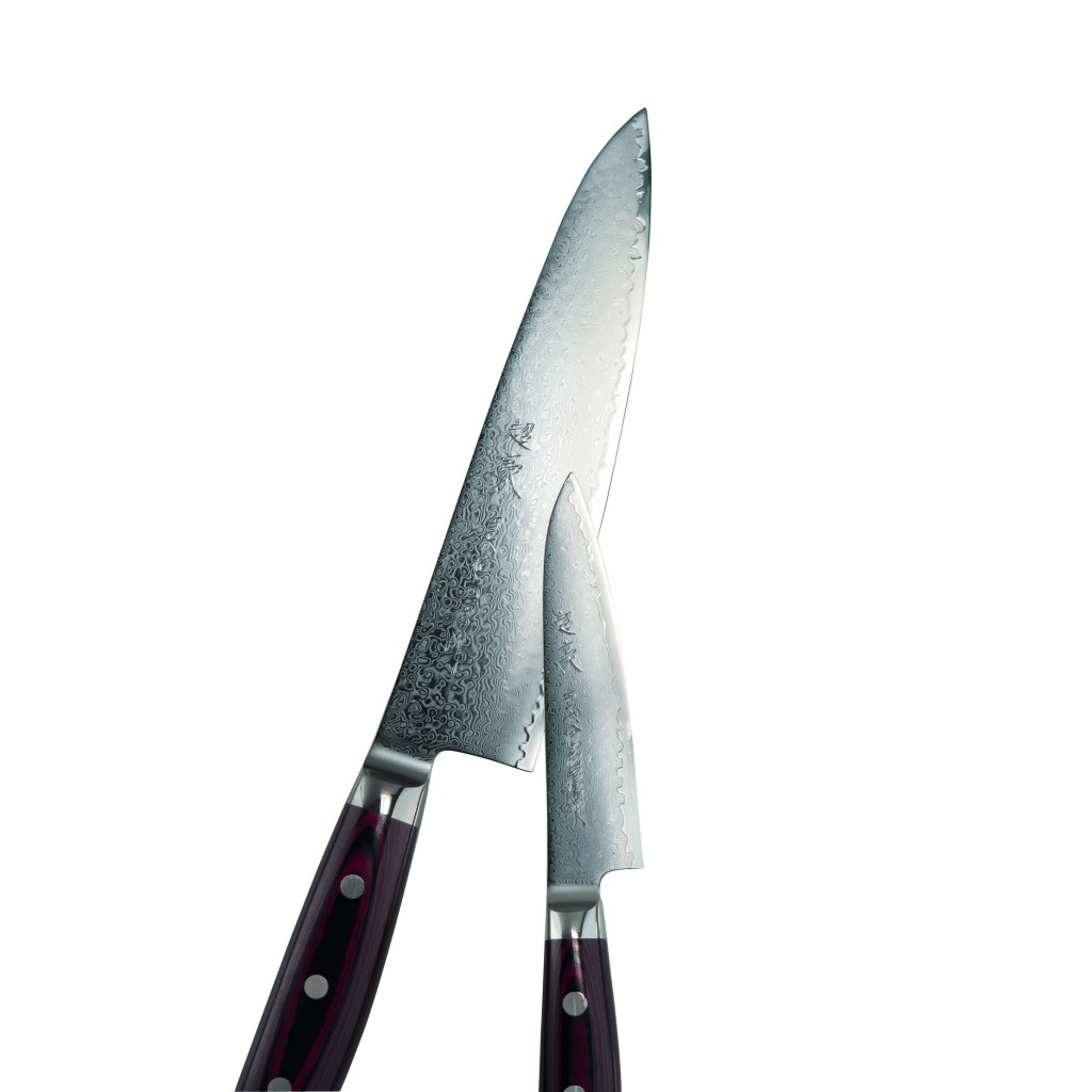 Zwei japanische Kochmesser mit gemusterten Klingen und dunklen Holzgriffen, vor weißem Hintergrund.