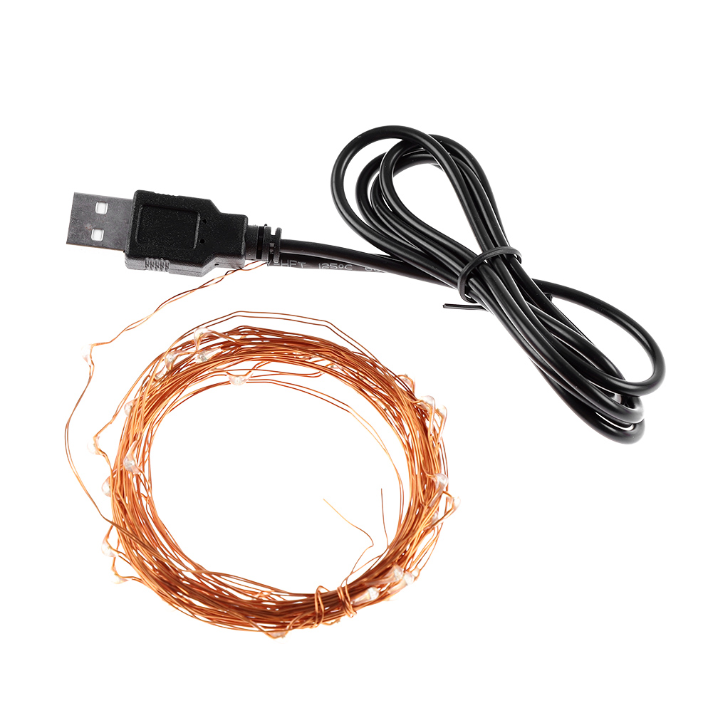 Ein USB-Kabel mit schwarzem Stecker und Drahtlichtern. Die Drahtlichter sind kupferfarben. Der Hintergrund ist weiß.