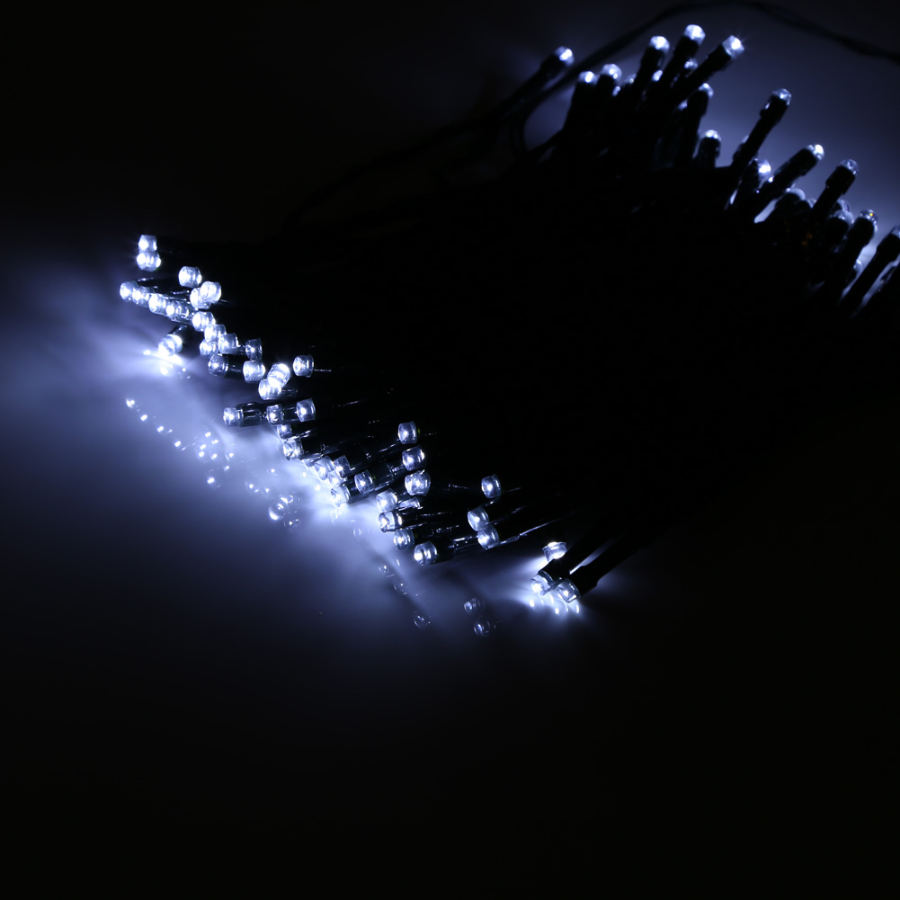 Nahaufnahme einer Lichterkette mit weißen LEDs auf dunklem Hintergrund. Die Lichter sind gebündelt mit leichter Reflexion.