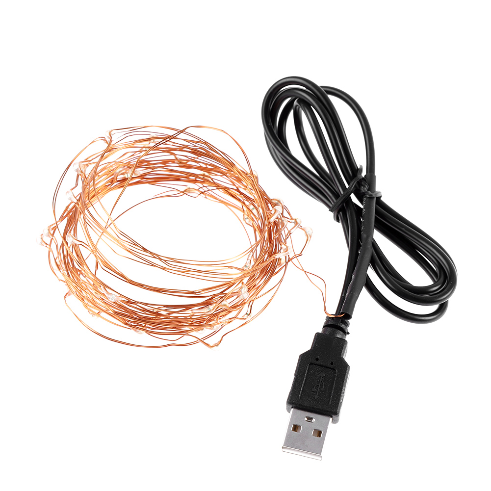 Kupferfarbene Lichterkette aufgerollt, mit einem schwarzen USB-Kabel und -Anschluss. Weißer Hintergrund.