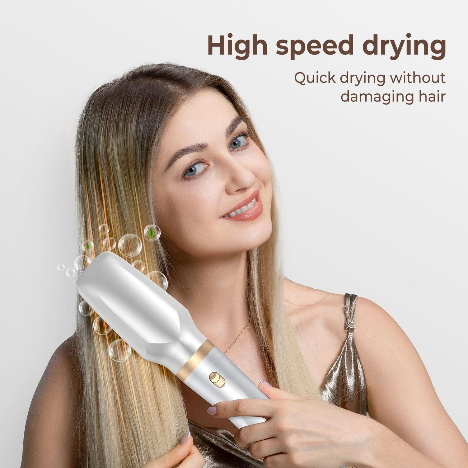 Frau trocknet ihr Haar mit einem weißen und goldenen Föhn. Blasen und Text zeigen schnelles Trocknen an.