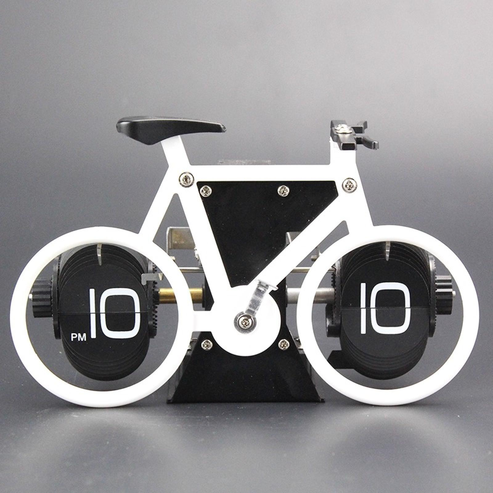 Eine fahrradförmige Uhr zeigt 22:00 Uhr. Die Uhr hat einen weißen Rahmen und Räder, einen schwarzen Mittelteil und einen schwarzen Sitz.