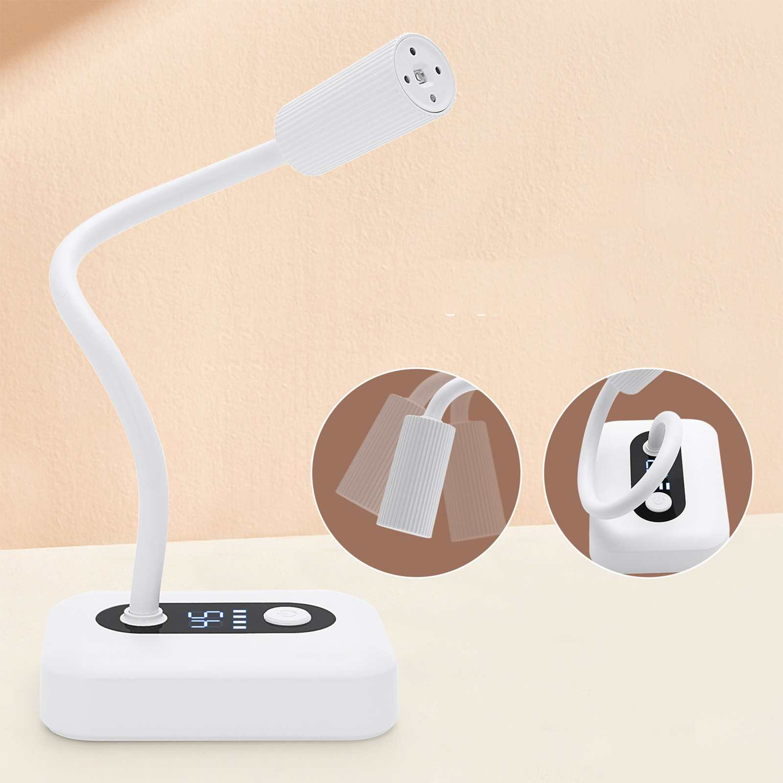 Eine weiße Schreibtischlampe mit flexiblem Hals und rechteckigem Fuß. Die Lampe hat eine Digitalanzeige auf dem Fuß.