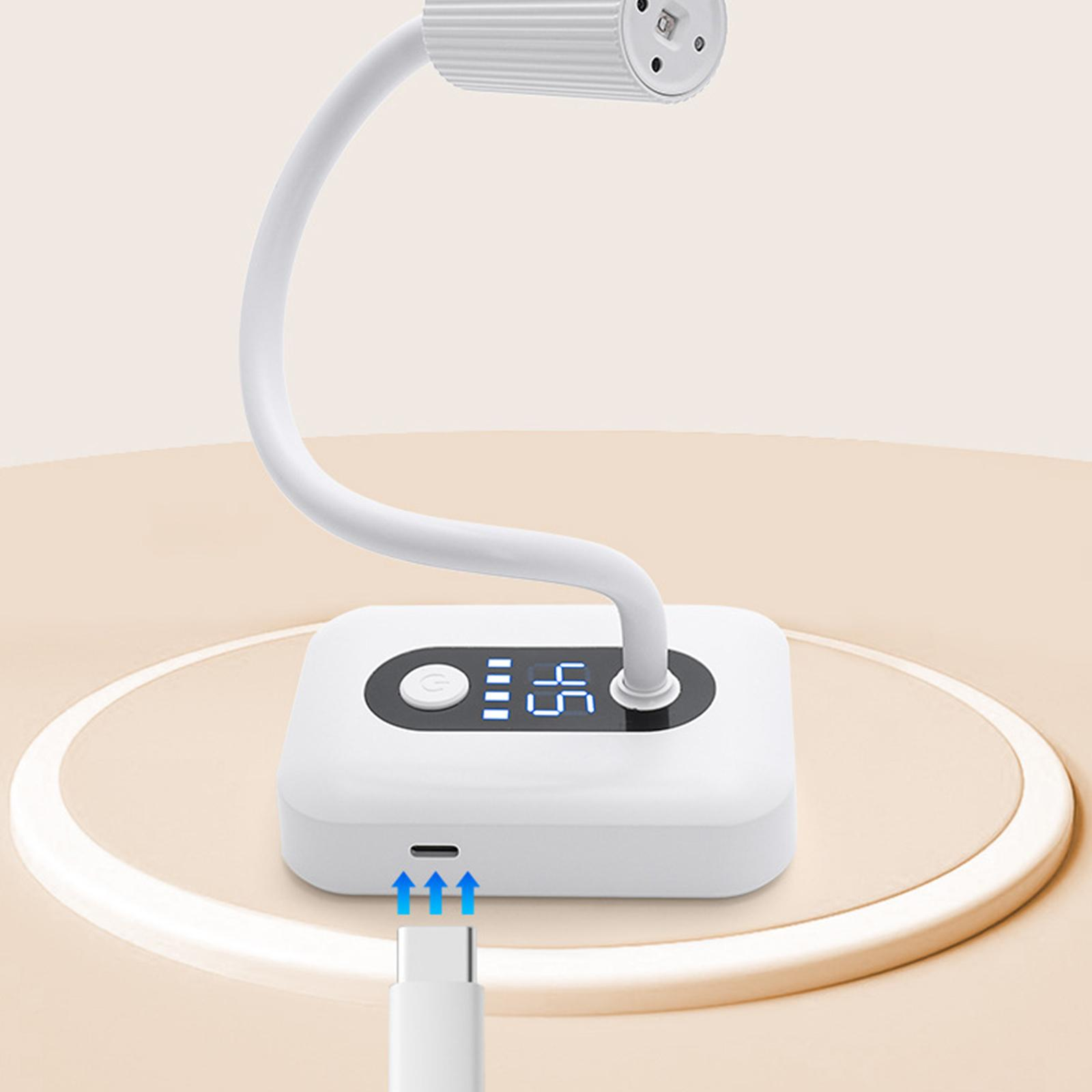 Eine weiße Schreibtischlampe mit gebogenem Hals und quadratischem Sockel. Ein USB-Kabel ist angeschlossen.