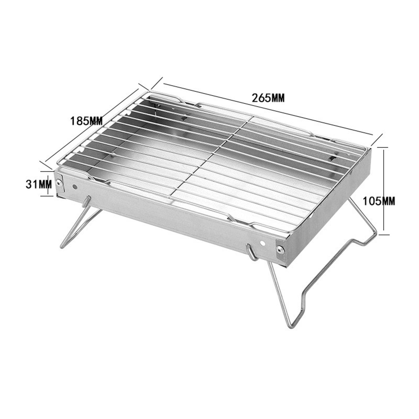 Ein kleiner, zusammenklappbarer silberner Grill mit beschrifteten Abmessungen. Der Grill ist offen und einsatzbereit, vor weißem Hintergrund.