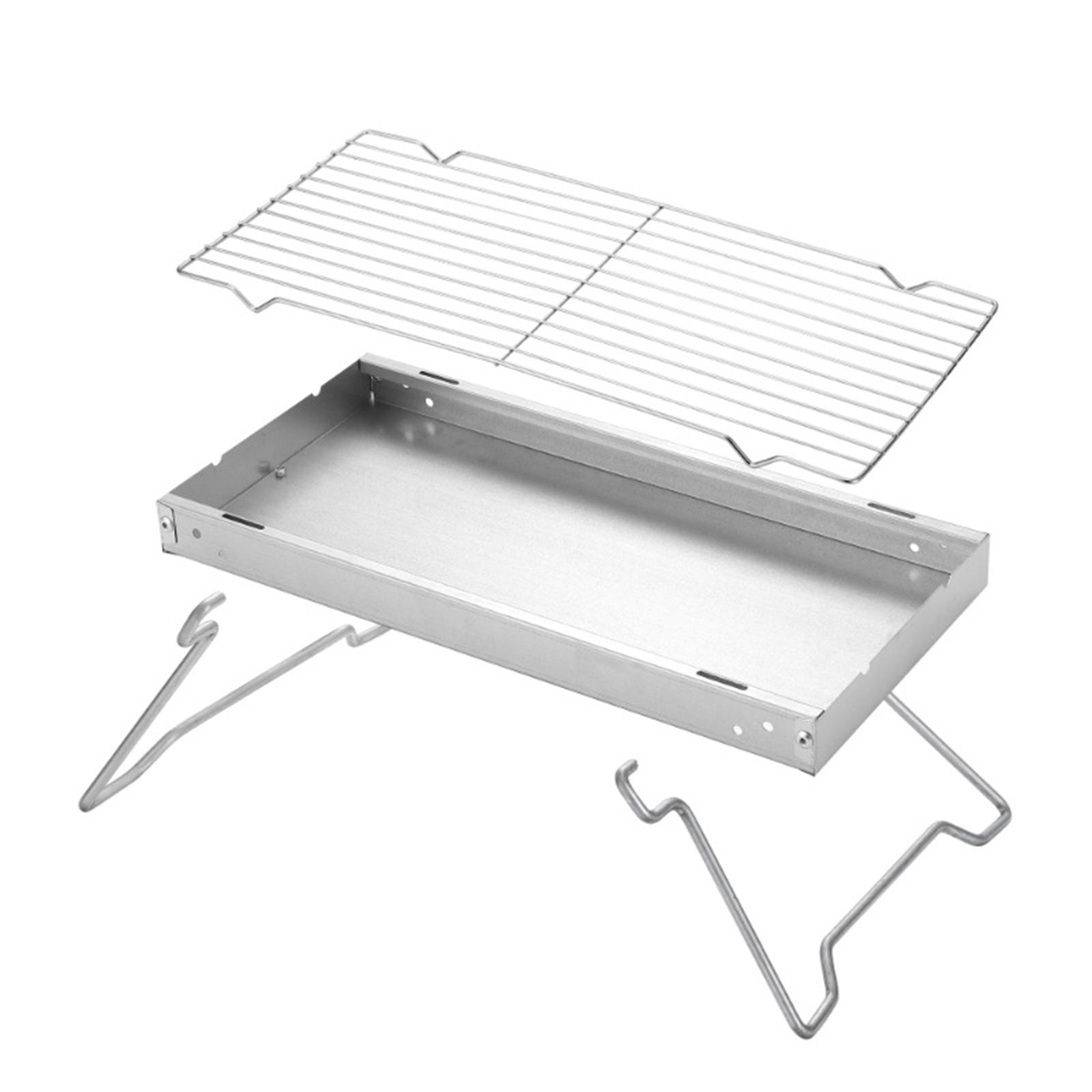 Ein zerlegter Metallgrill. Er hat eine rechteckige Basis, einen Drahtrost und Drahtbeine. Alle Teile sind silbern.