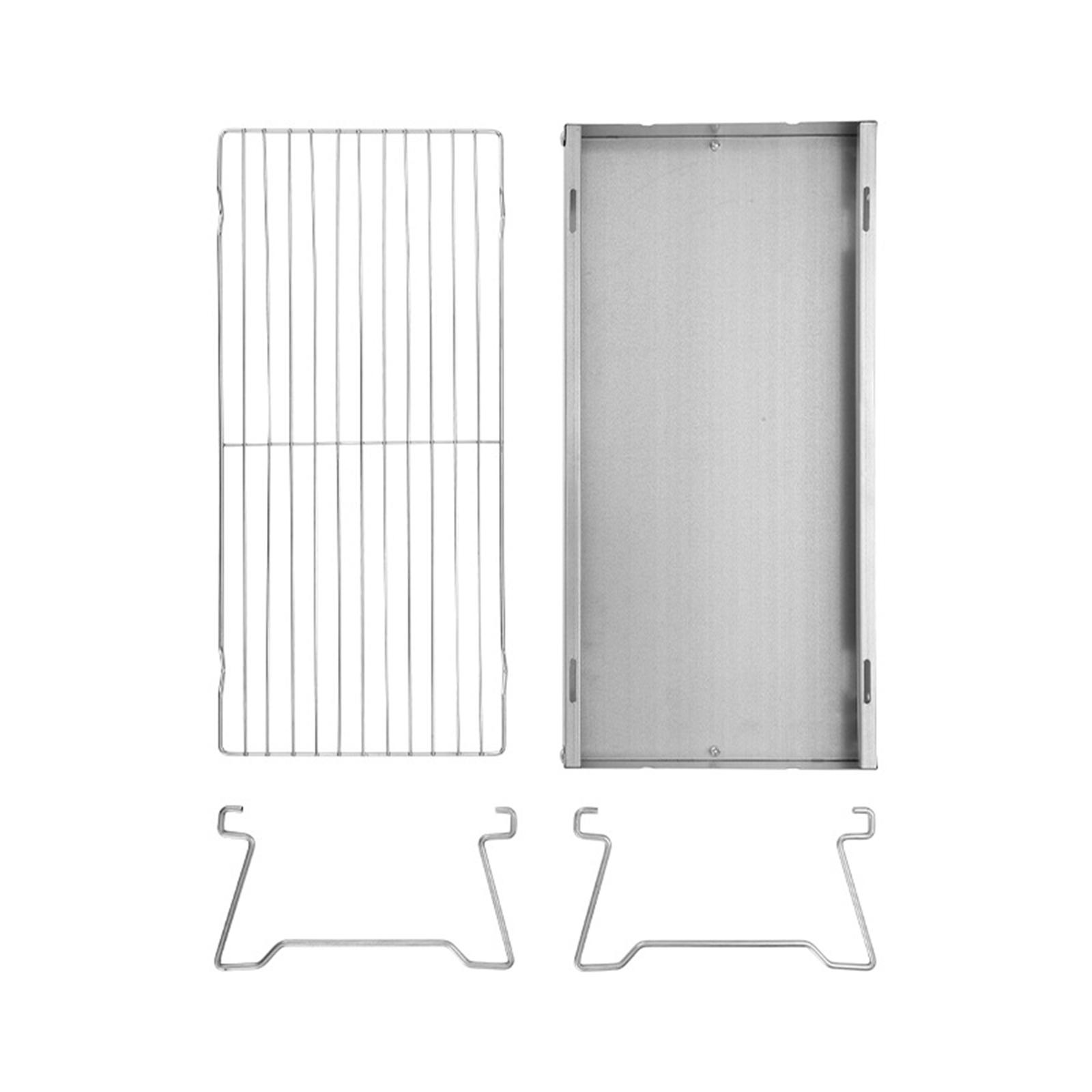 Zerlegter Metall-Campinggrill. Die Komponenten umfassen einen Rost, eine rechteckige Schale und zwei Stützständer, alle in Silber.