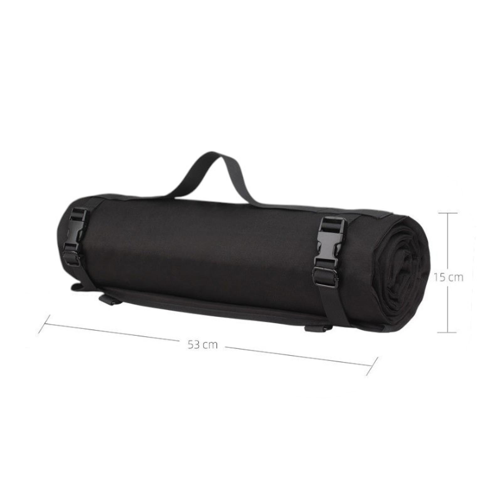 Eine schwarze, aufgerollte Matte mit Griff und Schnallen. Abmessungen sind 53 cm x 15 cm.