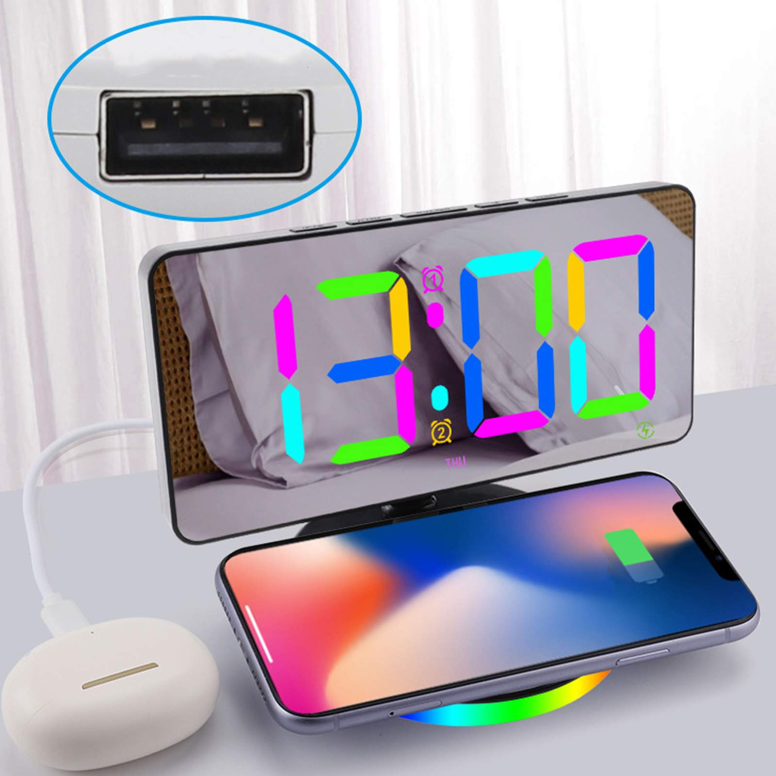 Eine Digitaluhr zeigt 13:00 Uhr an. Ein Telefon lädt kabellos, und ein USB-Anschluss wird hervorgehoben. Ein Ladekoffer ist ebenfalls vorhanden.
