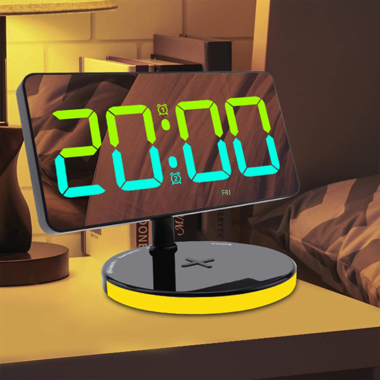 Digitaler Wecker mit der Anzeige 20:00 Uhr. Er hat einen schwarzen Sockel mit gelbem Rand und steht auf einem Nachttisch.