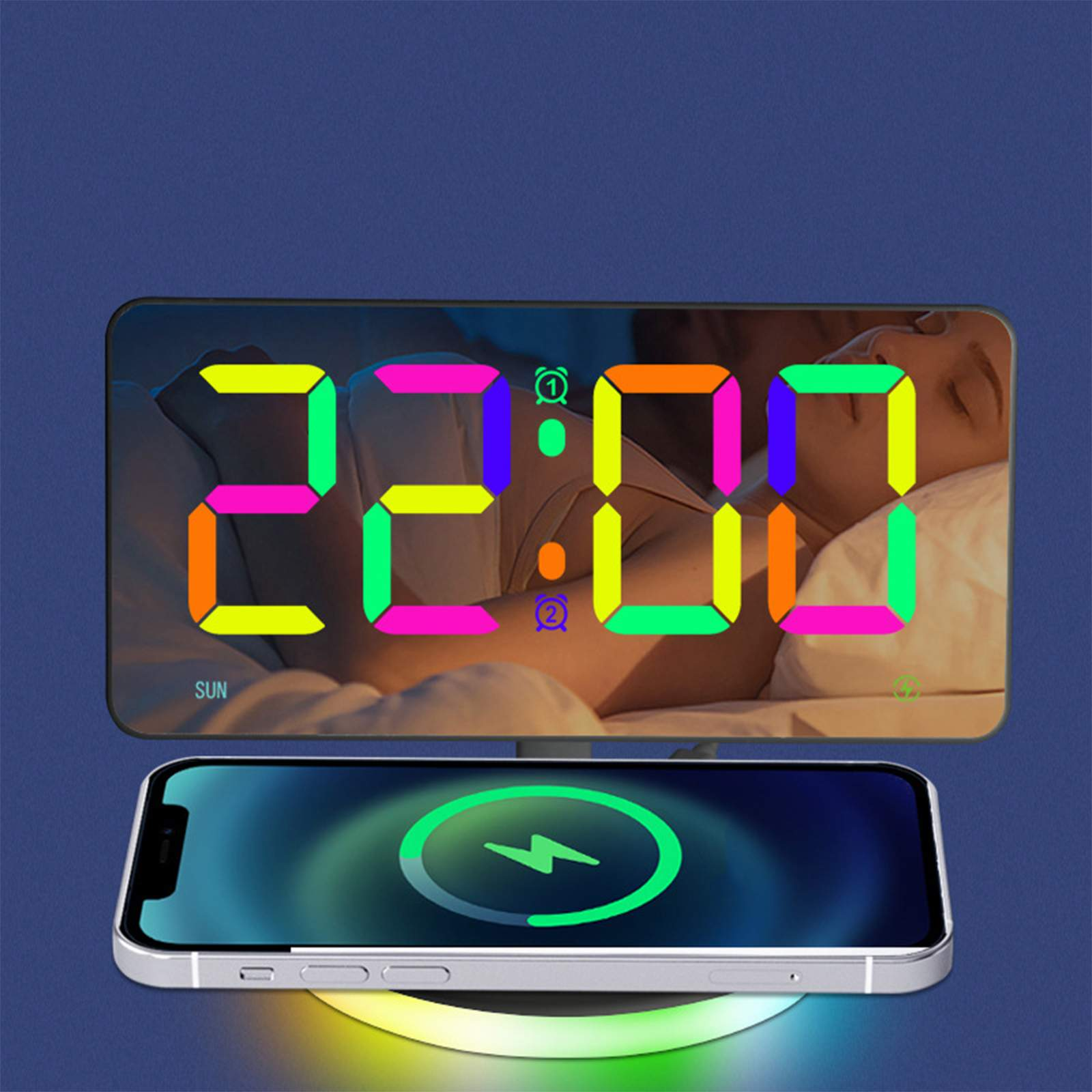 Digitaluhr mit der Anzeige 22:00, die eine schlafende Person widerspiegelt. Ein Telefon wird drahtlos geladen.