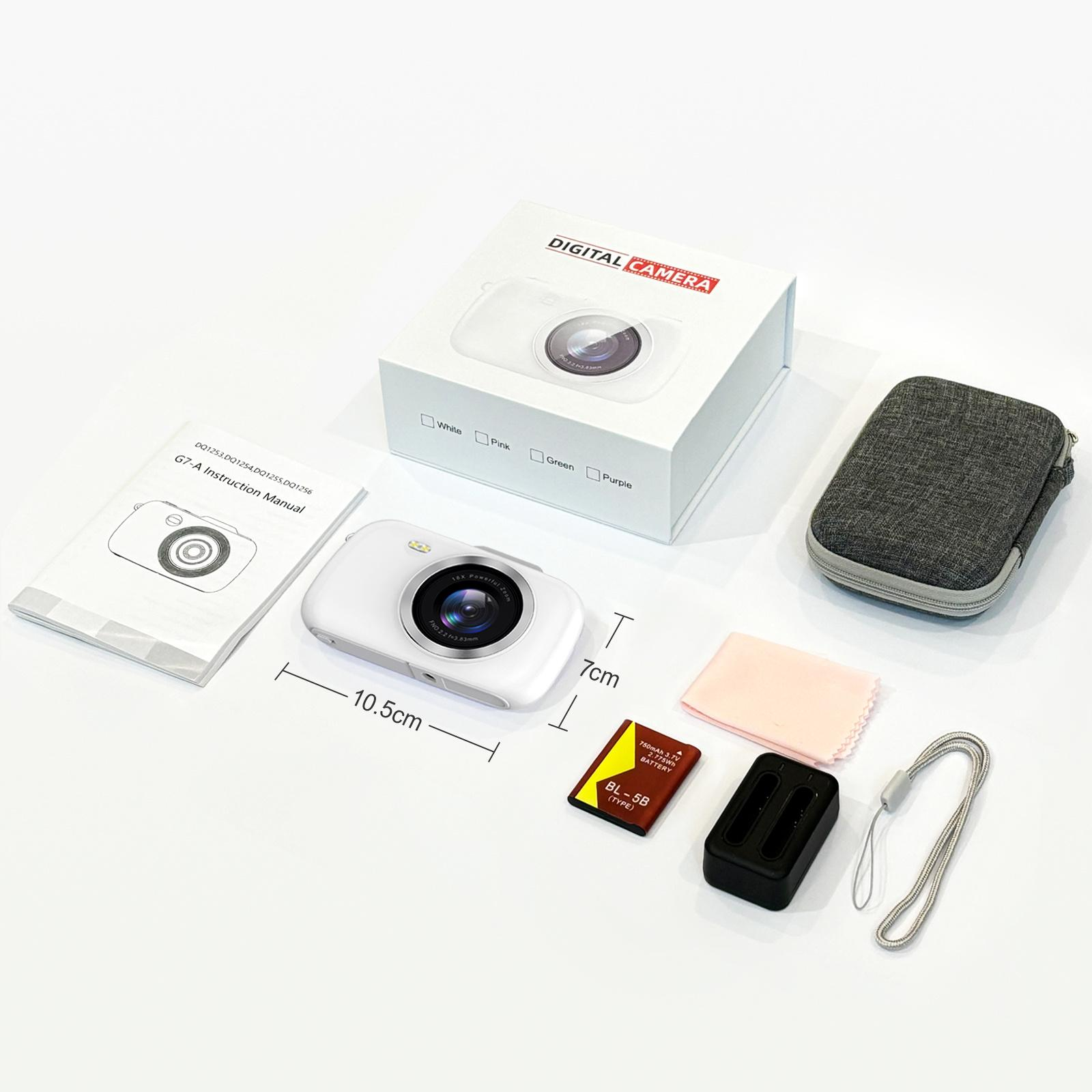 Ein Kamera-Kit mit weißer Kamera, Box, Handbuch, Akku, Hülle und Zubehör. Abmessungen sind angegeben.