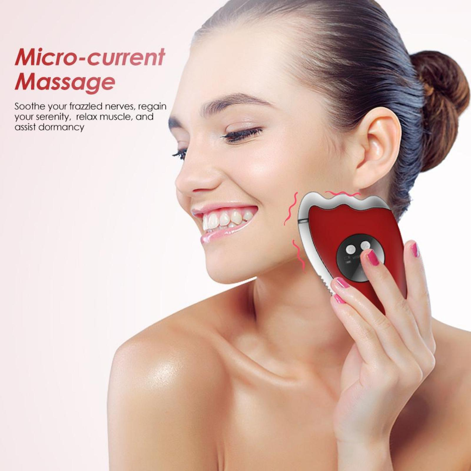 Eine Frau benutzt ein rotes Mikro-Strom-Massagegerät auf ihrer Wange und lächelt. Text: Micro-Strom-Massage.