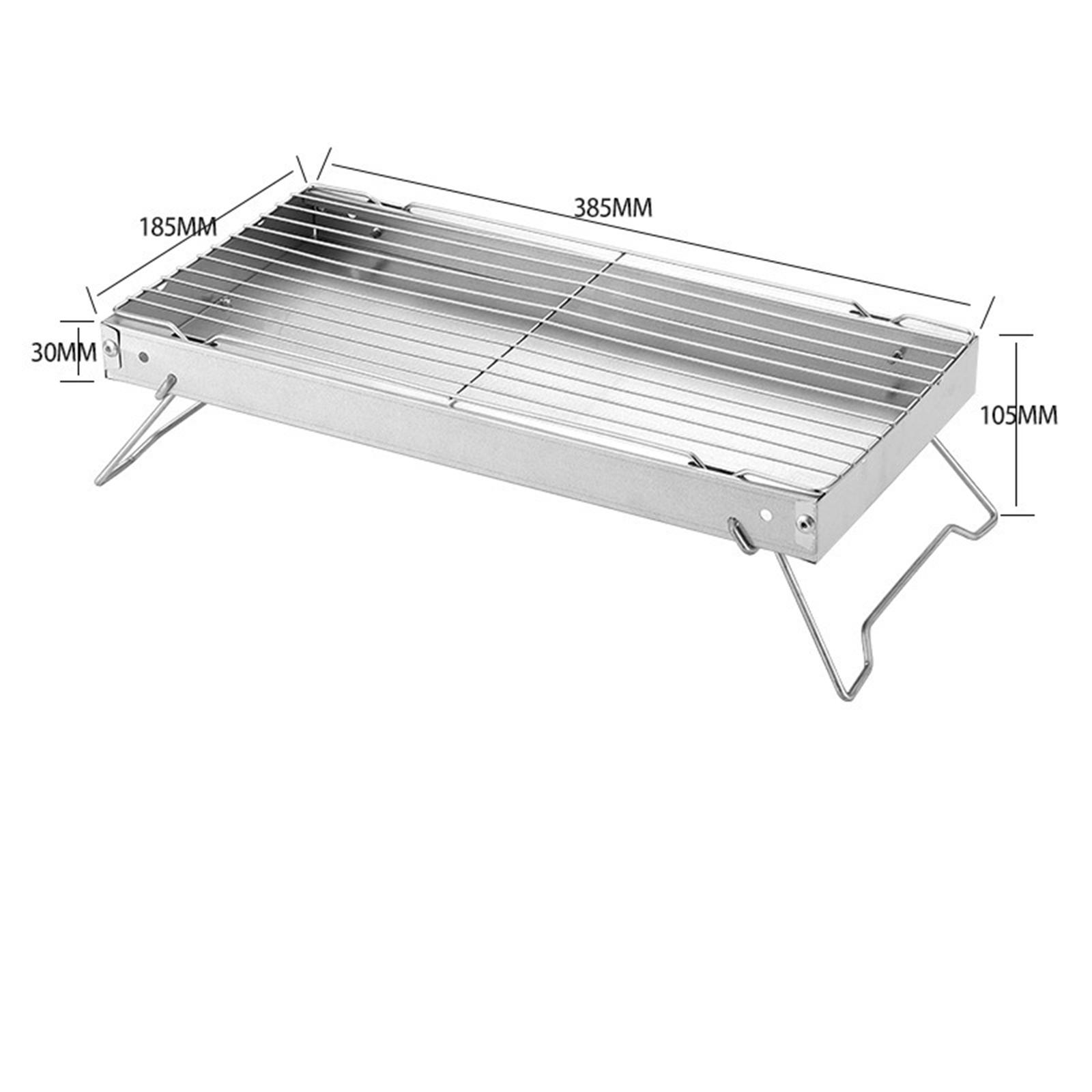 Ein silberner, tragbarer BBQ-Grill mit Maßangaben. Er hat Beine und ein Gitter zum Kochen. Der Hintergrund ist weiß.