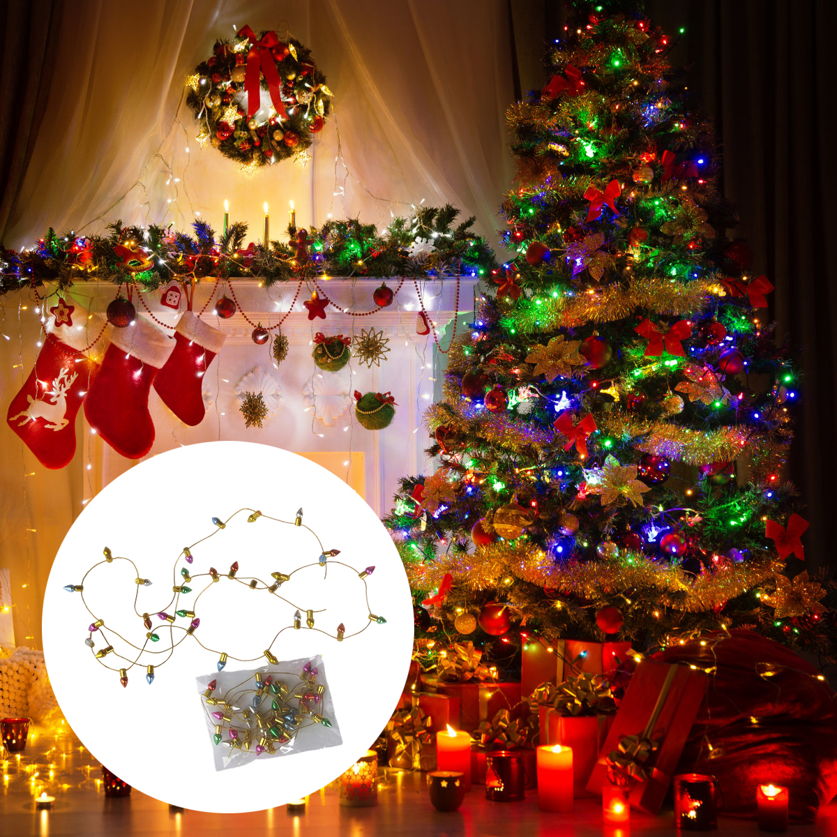 Eine dekorierte Weihnachtsszene mit Baum, Strümpfen, Lichtern und Geschenken. Eine Lichterkette davor. Kerzen brennen.