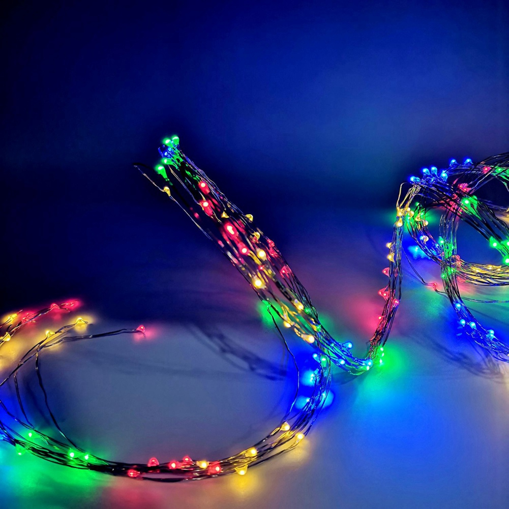 Lichterketten mit bunten LED-Lampen auf dunklem blauem Hintergrund. Die Lichter sind gebogen angeordnet, was einen festlichen Look erzeugt.