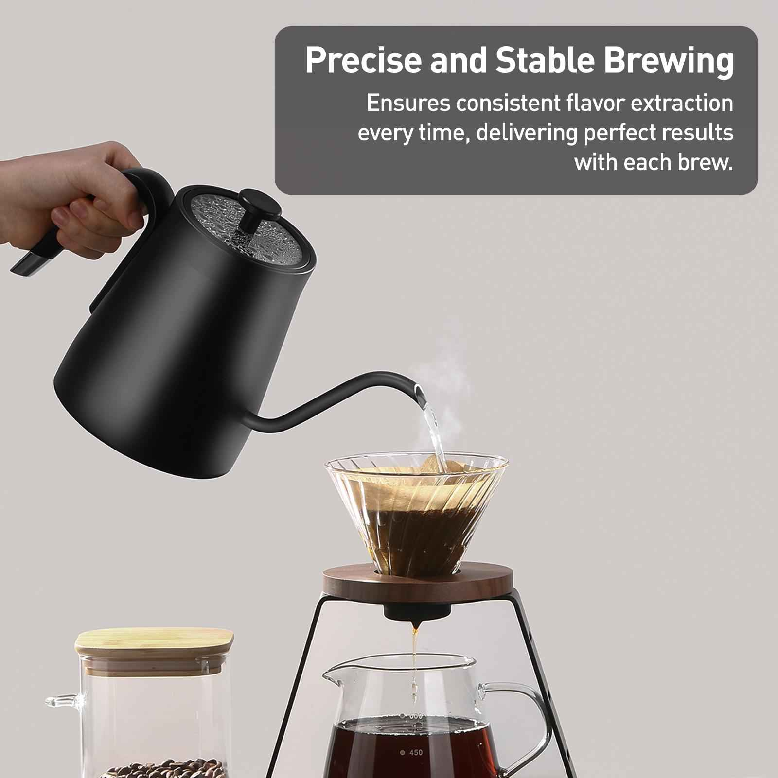 Ein schwarzer Wasserkocher gießt Wasser in einen Kaffeefilter. Darunter sammelt eine Glaskaraffe gebrühten Kaffee.