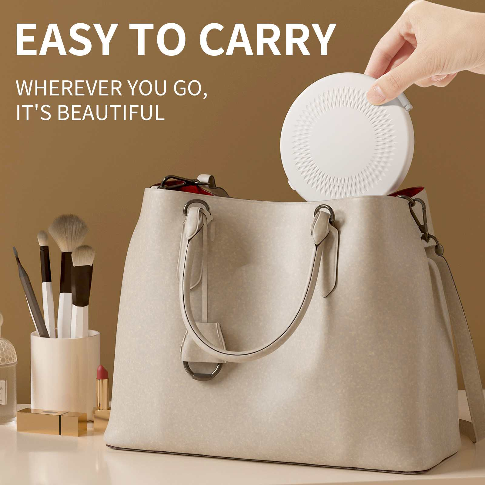 Eine Hand hält einen weißen tragbaren Luftreiniger und nimmt ihn aus einer beigefarbenen Handtasche. Make-up-Pinsel und Lippenstift sind ebenfalls in der Nähe.