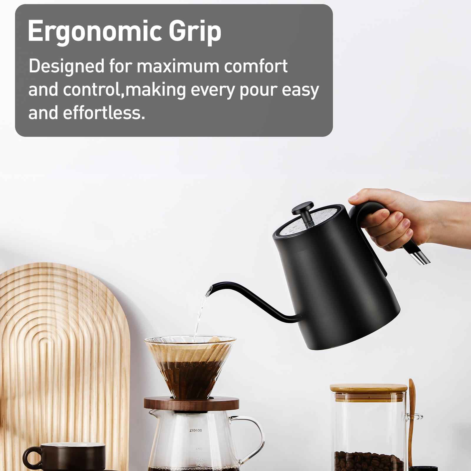Ein schwarzer Schwanenhalskessel gießt Wasser in einen Kaffeetropfer. Weitere Artikel sind Kaffeebohnen, Tasse und Holzbrett.