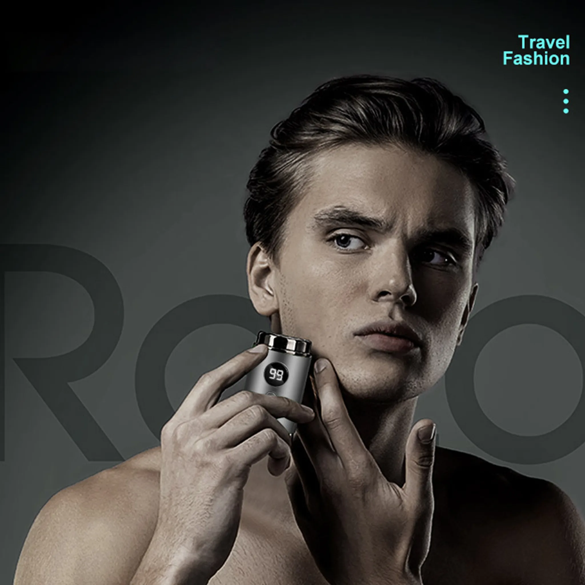Ein Mann rasiert sich mit einem elektrischen Rasierer. Der Rasierer zeigt 99. Im Hintergrund stehen die Worte 'Travel Fashion'.