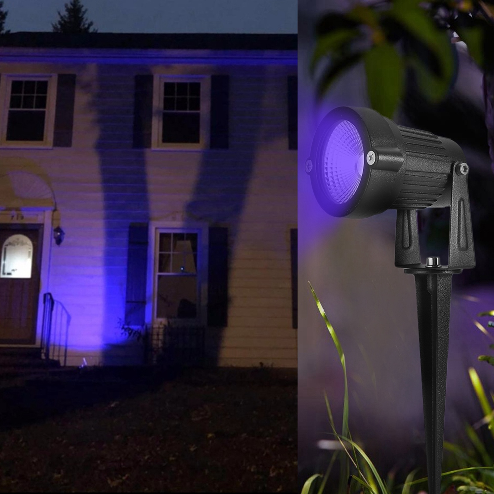Ein Haus wird von einem violetten Licht beleuchtet. Im Vordergrund befindet sich ein schwarzer Scheinwerfer. Der Himmel ist dunkel.
