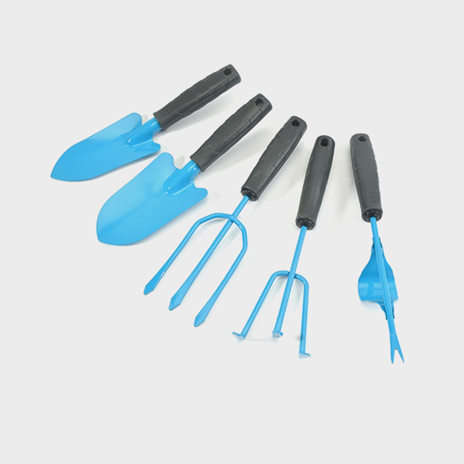 Fünf Gartengeräte: zwei Spaten, zwei Gartenforken und ein Unkrautmesser, alle blau mit schwarzen Griffen, auf weißem Untergrund.
