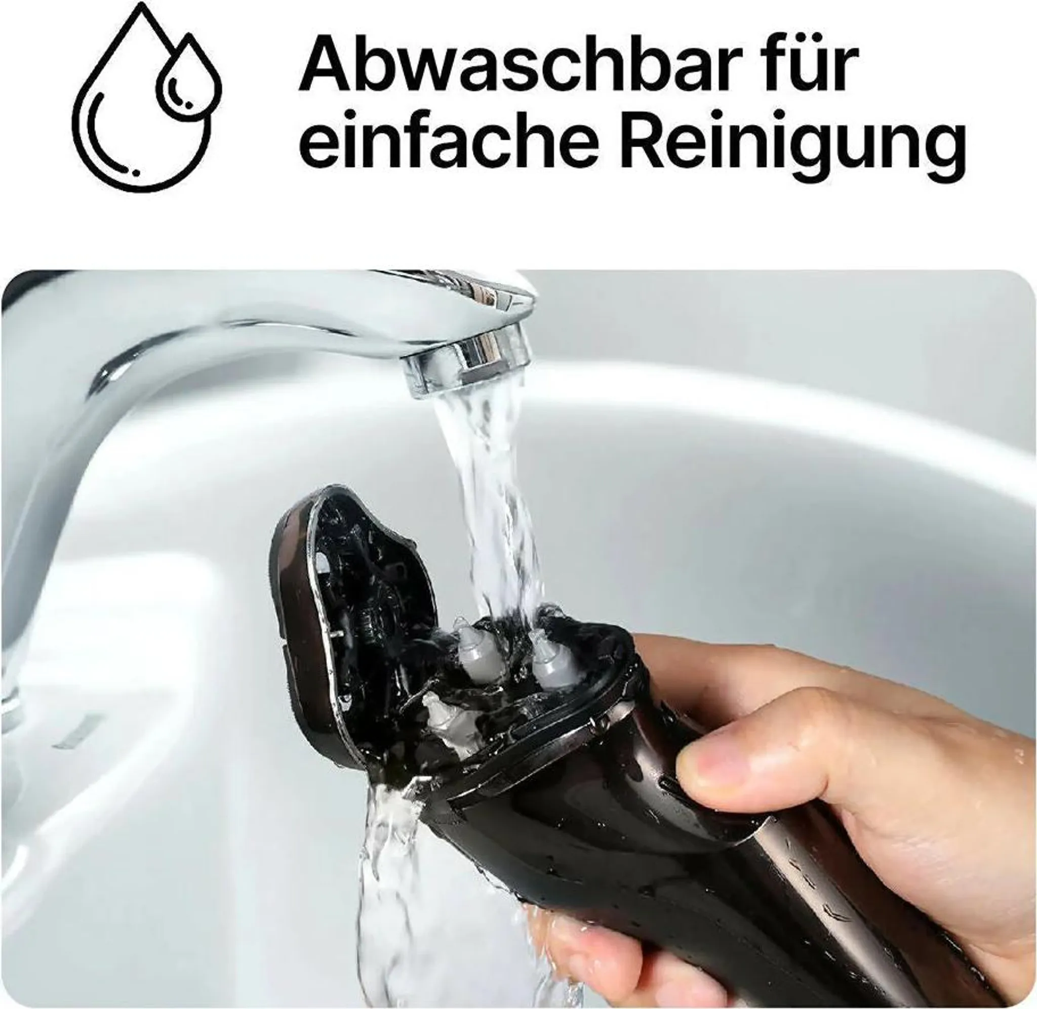 Ein schwarzer Elektrorasierer wird unter einem Wasserhahn abgespült. Wasser fließt über den offenen Kopf des Rasierers.