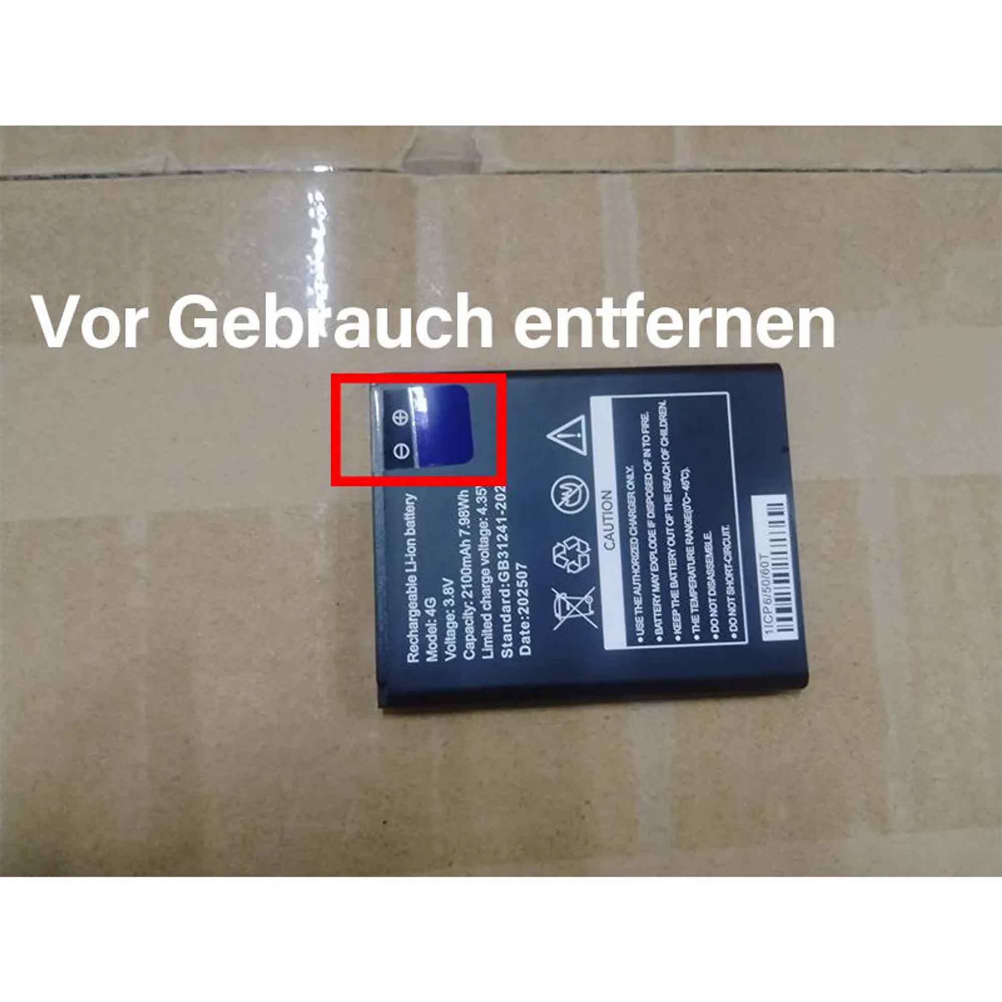 Ein schwarzer Akku mit deutschem Text. Ein roter Rahmen markiert die Oberseite mit den Batterieanschlüssen.