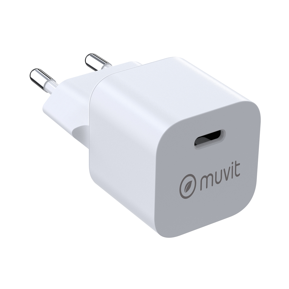 Un cargador USB-C Muvit blanco con dos clavijas metálicas. El cargador tiene un puerto USB-C y el logotipo de Muvit.