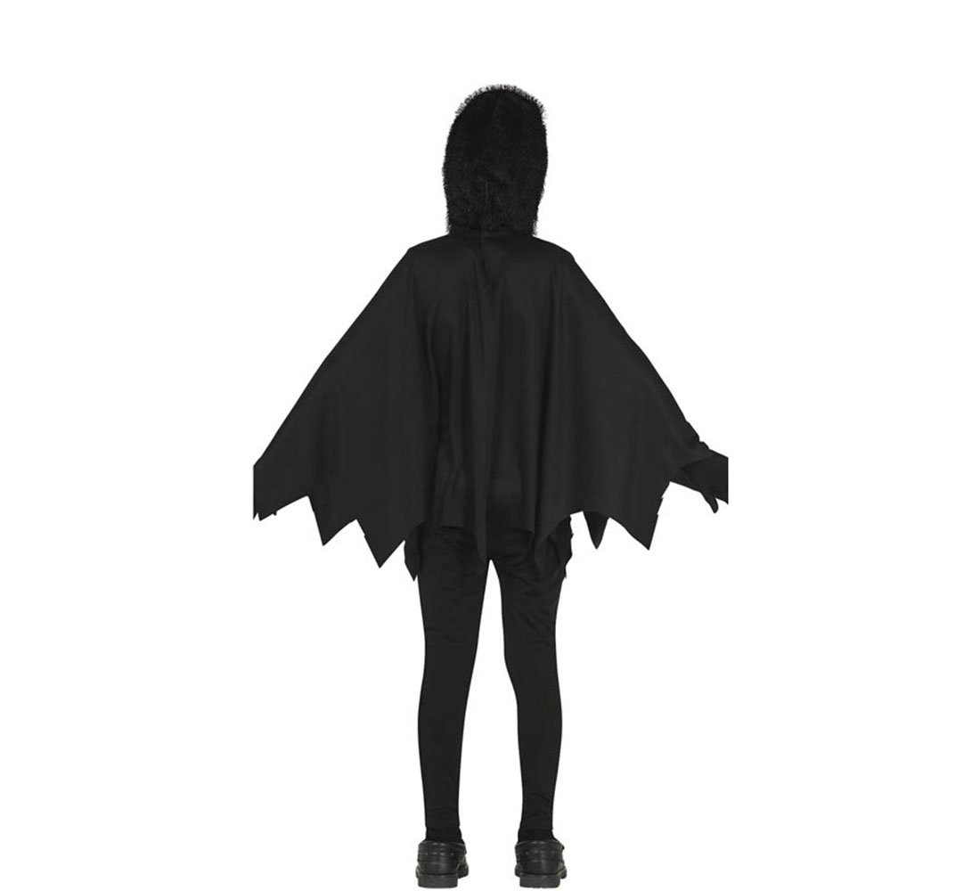 Una persona con un disfraz de murciélago negro, vista por detrás. El disfraz incluye capucha, capa y pantalones. El fondo es blanco.