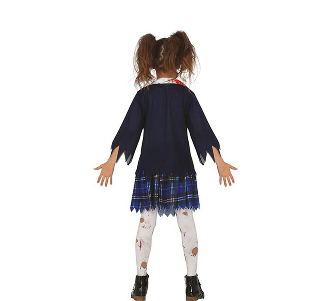 Una niña con disfraz de colegiala zombi de espaldas. El atuendo incluye una falda azul, medias blancas con manchas de sangre y botas negras.