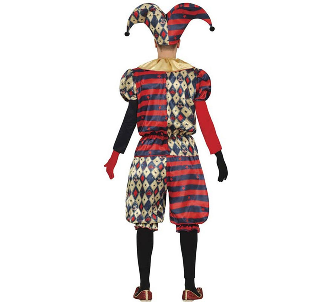 Una persona con un disfraz de bufón. Tiene un patrón de arlequín en el sombrero y el atuendo. El disfraz es rojo, azul, negro y dorado.