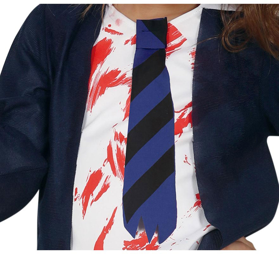 Una persona con una blazer azul marino y una camisa blanca con salpicaduras de pintura roja. Se ve una corbata a rayas azules y negras.