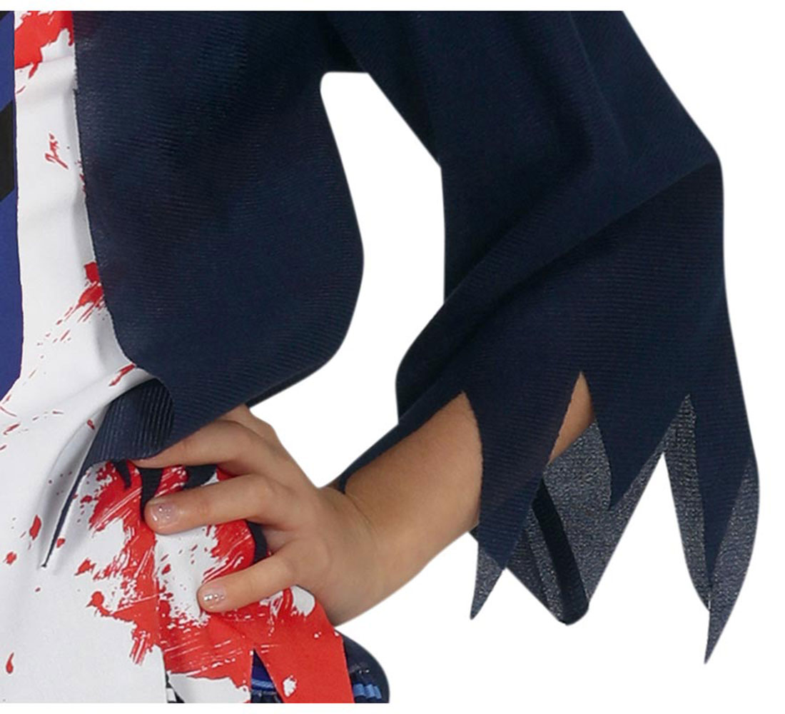 El brazo de un niño con una manga azul oscuro y puntiaguda. El disfraz tiene una camisa blanca con salpicaduras de sangre roja y detalles azules.