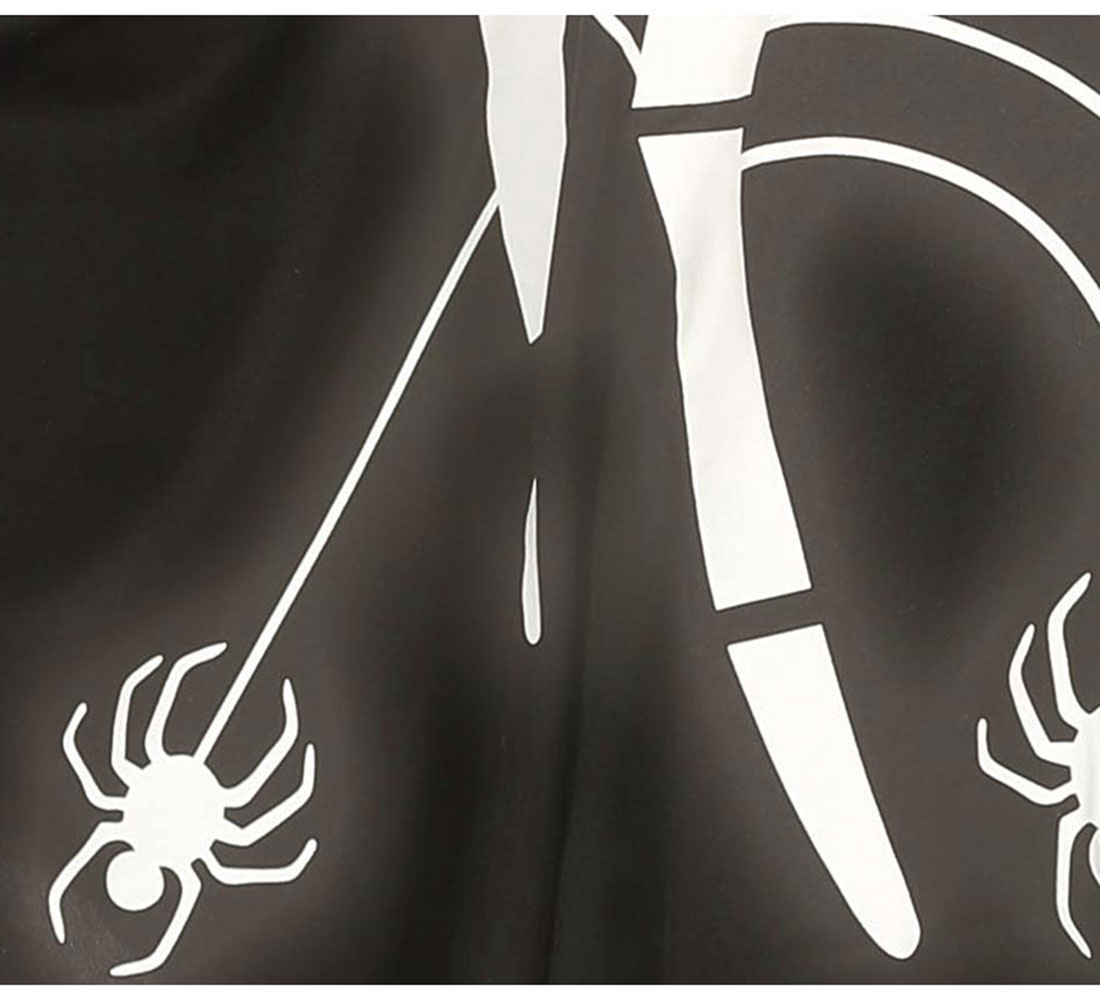 Tela negra con diseño de telaraña blanca. Se ven arañas y líneas de telaraña. También hay grandes formas blancas.