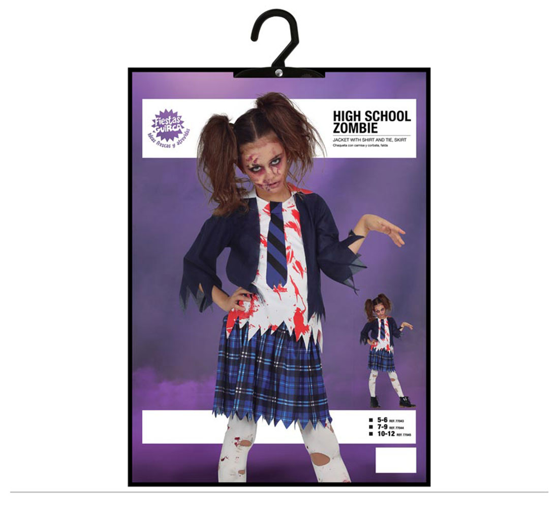 Una niña con disfraz de colegiala zombi está sobre un fondo morado. Lleva falda y chaqueta rasgadas con sangre falsa.