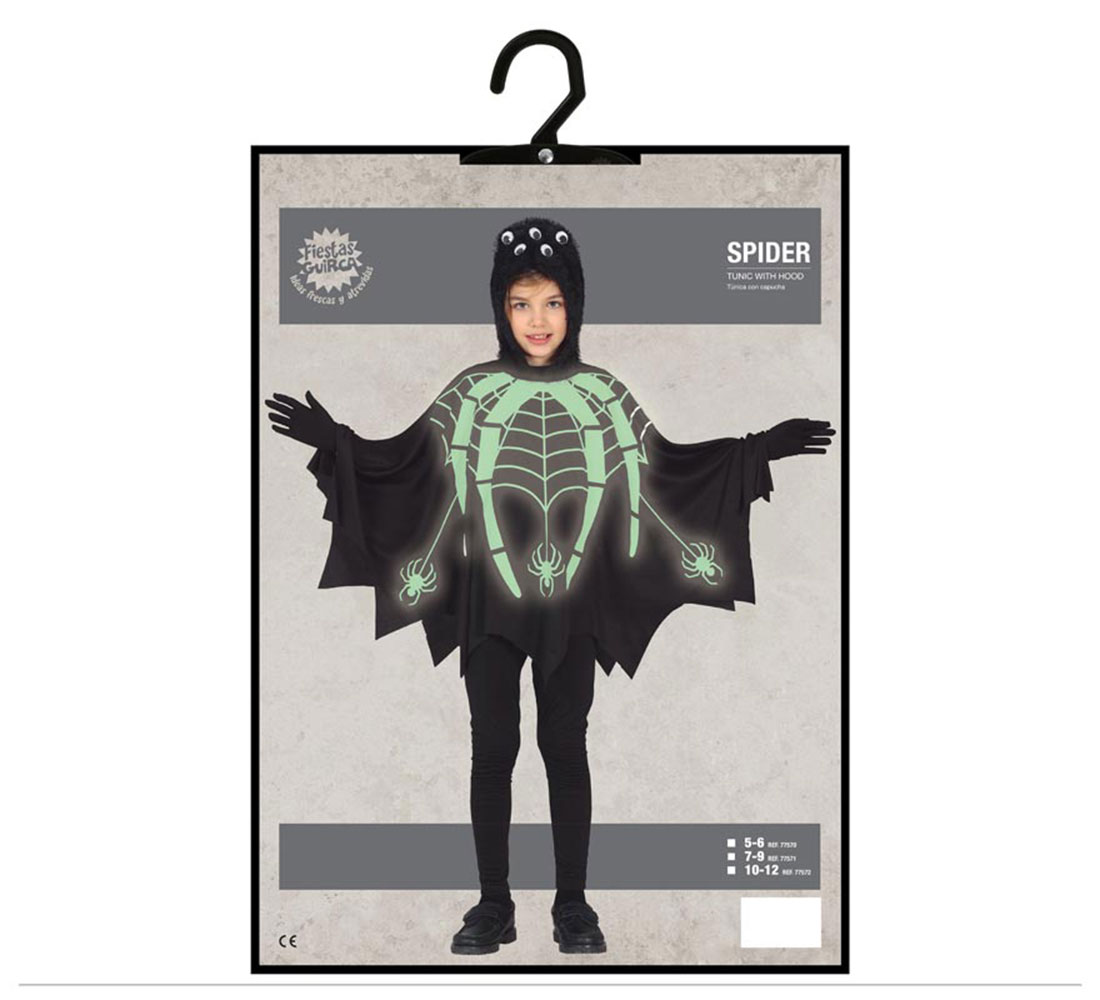 Un niño con disfraz de araña, negro con diseño de telaraña verde, con capucha con ojos, guantes, pantalones y zapatos negros.