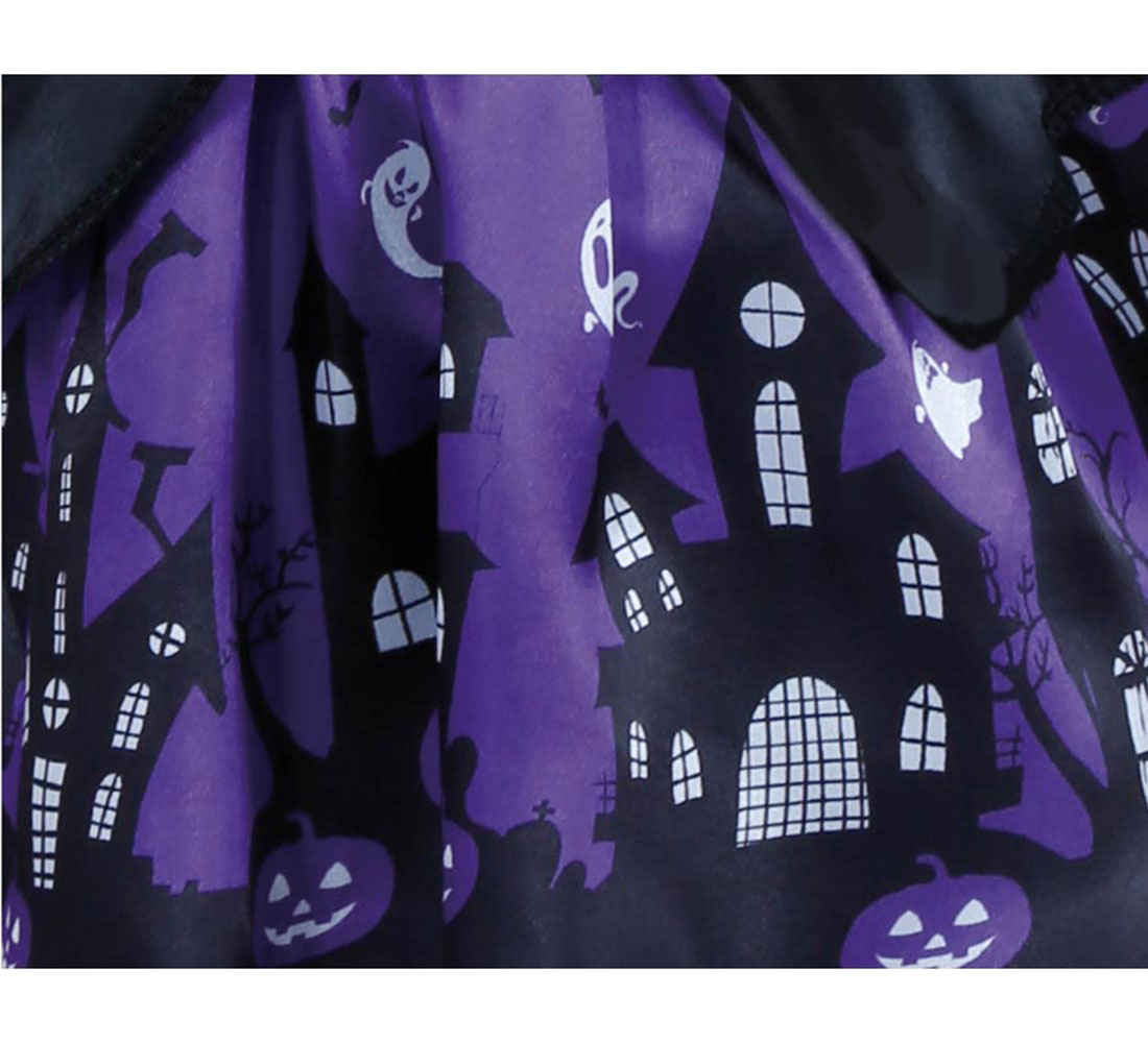 Tela púrpura con casas embrujadas negras, fantasmas blancos y diseños de calabazas. Un cuello negro en la parte superior.
