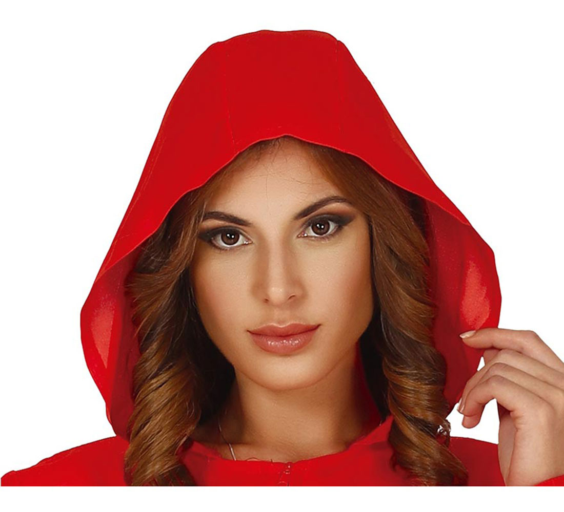 Una mujer con cabello castaño rizado y una capucha roja mira a la cámara. Tiene maquillaje y sostiene la capucha.